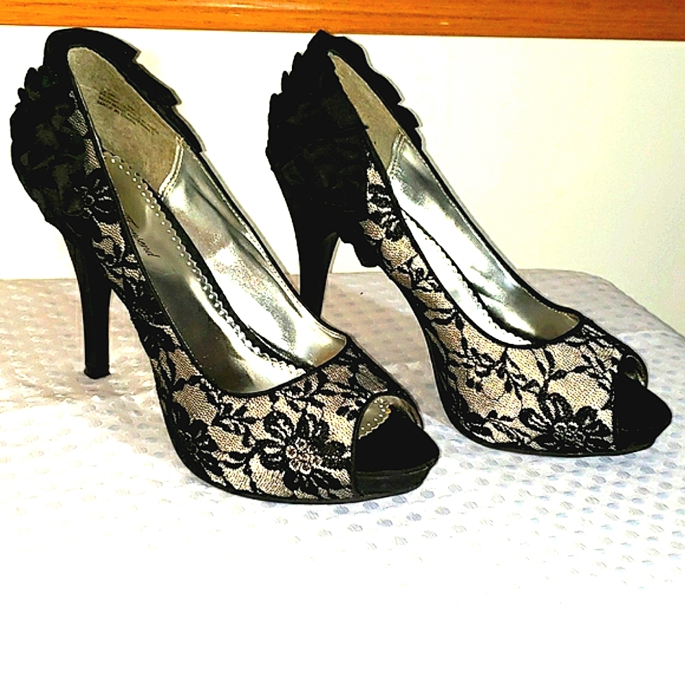 Lulu Townsend Gloria Black Ruffled Heels Black Lace/Champagne  Size 9.5M